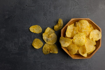 Aperitivo de patatas fritas caseras en un cuenco de madera