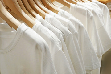 吊るした白いTシャツ