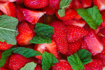 salade de fraises et menthe fraîche en plan rapproché, macrophotographie