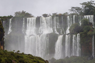 Fototapeta premium Cataratas de foz do iguaçu na divisa do Brasil com a Argentina, metade em cada pais