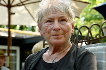 seniorin in gartenlokal