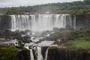 Fototapeta na wymiar Cataratas de foz do iguaçu na divisa do Brasil com a Argentina, metade em cada pais