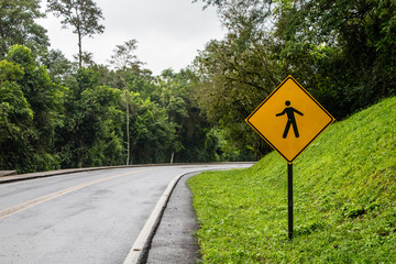 Placa de sinalização encontradas nas ruas do Brasil e pelo mundo