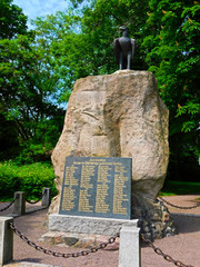 Kriegerdenkmal mit der Aufschrift: ~ Die Toten Mahnen ~
