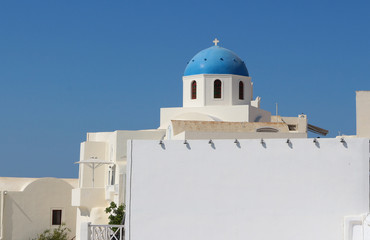 Santorini. Niebieska kopuła kościoła na wyspie Santorini. - obrazy, fototapety, plakaty