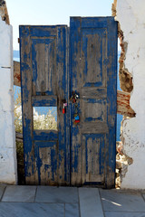Stare niebieskie drzwi z kłódkami.