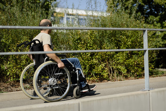 Rollstuhlfahrer auf behindertengerechten Rollstuhl Auffahrt barrierefrei