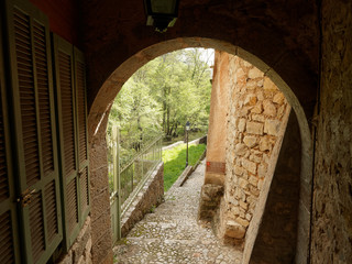 Provence-Alpes-Côte d'Azur. Le centre du village d'Entrecasteaux l'ancien Gué sur la Bresque