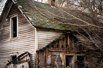 Fototapeta na wymiar Old vintage weathered and abandoned house on the prairie