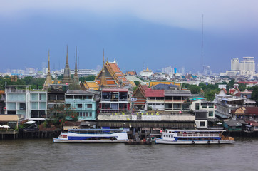 Fototapeta na wymiar Chao Phraya River with some boats and buildings at Bangkok, Thailand.