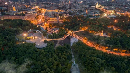 Wandcirkels tuinposter Aerial view of the new glass bridge in Kiev at night © LALSSTOCK