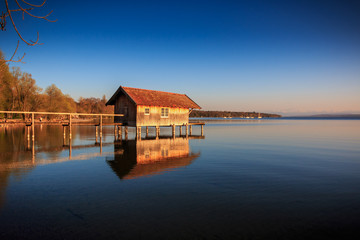 Fototapeta premium Seehaus in Stegen am Ammersee in Bayern Deutschland.