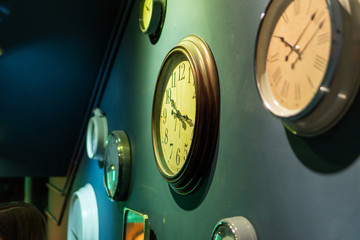Verschiedene Uhren auf Wand