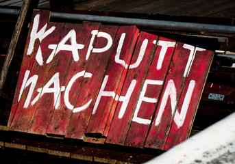 kaputt machen