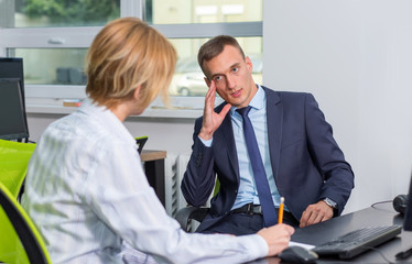 Obraz premium Business man talking to an employee in the office. Talk with a psychologist.