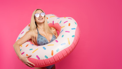 Obraz na płótnie Canvas Photo of smiling woman in swimsuit sunglasses with inflatable donut for swimming