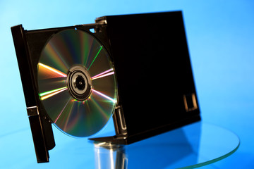 Płyta dvd, cd, i blu-ray w nagrywarce. 