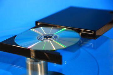 Płyta dvd, cd, i blu-ray w nagrywarce. 