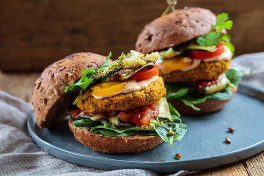 Butternut squash and chickpeas burger with tomato salsa, spinach, roast courgettes and avocado