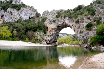 Fototapeta na wymiar Le pont d'arc (vallon pont d'arc en Ardèche)