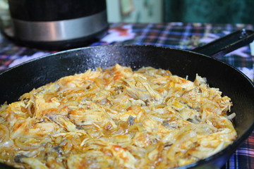 photo fried meat with onions in a pan 