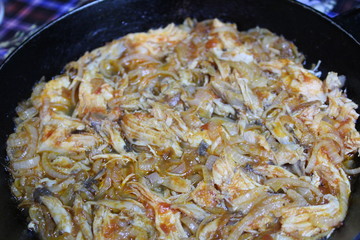photo fried meat with onions in a pan 