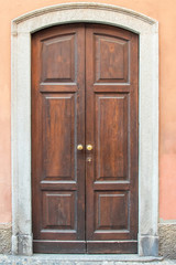 Fototapeta na wymiar porta di legno noce casa a due ante italia