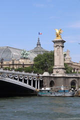 Fototapeta na wymiar Pont Alexandre III et Grand Palais à Paris