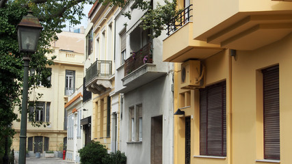 Fototapeta na wymiar Altstadt von Athen: Fassaden in der Plaka
