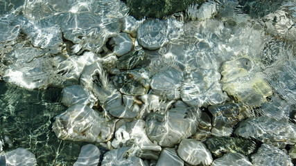 Steine in klarem Wasser in einem See 