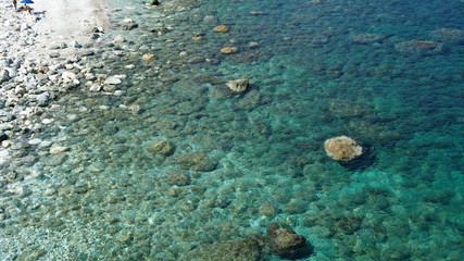 Mittelmeerküste in Griechenland, Steiniger Strand von oben