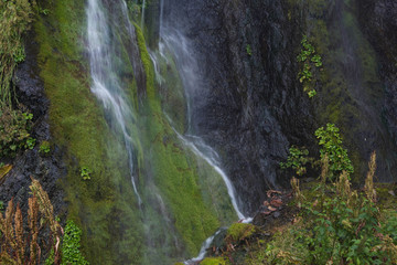 Fototapeta na wymiar 岩肌を流れる小さな滝
