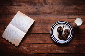 Book and caramel coockie milk