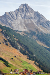 Obraz premium Alpine village of Lechleiten in the Allgaeu Alps. View of the Biberkopf mountain. Municipality of Steeg, district of Reutte in the Austrian state of Tyrol.