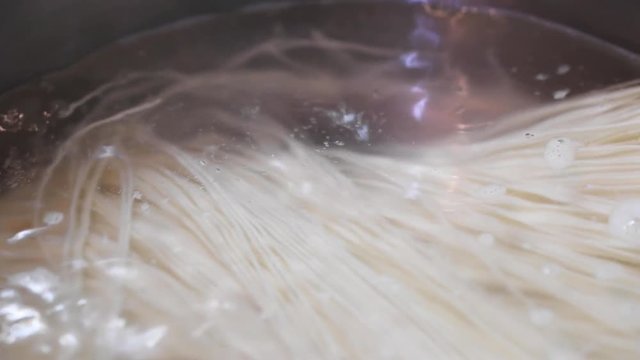 そうめんを茹でる