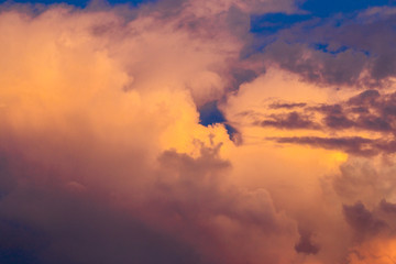 The wallpaper of the sky is closely aligned, with the movement of the clouds and many colors according to the time period (blue, orange, yellow) and various colors during the rainy season. 