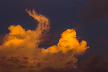 The wallpaper of the sky is closely aligned, with the movement of the clouds and many colors...