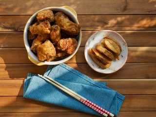 한국의 치킨강정과 감자튀김