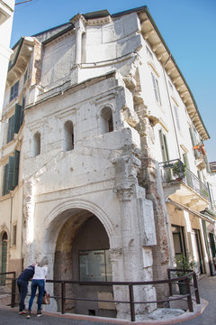 Roman gate &ldquo; dei Leoni&rdquo; - Verona MARCH , 2019 