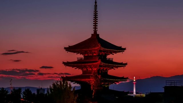 日本、京都、祇園、八坂の塔の夕暮れと京都タワーのライトアップ、夕日の絶景と風景