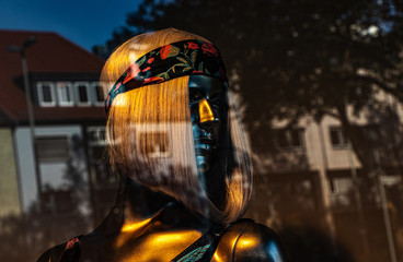 Schaufensterpuppe in verspiegelter Glasscheibe