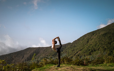 Obraz premium Yoga en las alturas