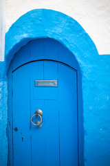 Puerta azul en Chauen, Marruecos