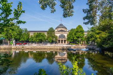 Fototapeta premium Kurhaus Wiesbaden, Ansicht aus dem Kurpark. 04.06.2019.
