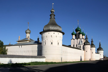 Fototapeta na wymiar View of the white stone Kremlin in Rostov