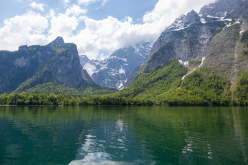 Fototapeta na wymiar Königsseee vom Ausflugsboot aus Blick auf Berge des Nationalpark Berchtesgaden