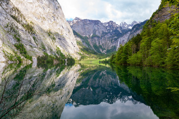 Fototapeta na wymiar Obersee beim Königssee symetrische Darstellung mit glatter See und Spiegelung
