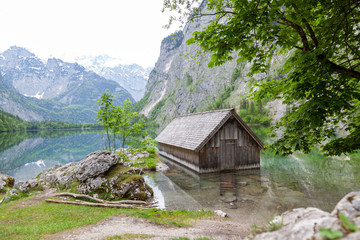 Fototapeta na wymiar Bootshütte am Obersee beim Königssee
