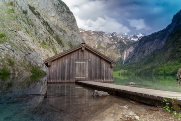 Fototapeta na wymiar Bootshaus am Obersee auf der Seite vom Königssee