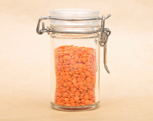 Rote Linsen im Glas und braunem Hintergrund